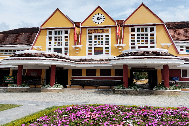 Title:『 実は“ゴール”のほうが美しい。ダラット駅の外観』画像説明 :*実は“ゴール”のほうが美しい。ダラット駅の外観*そのためチケットを購入する時には駅舎は見えていないのです*でもチャイマット駅からダラット駅に着いて駅舎の外に出ると*いきなり黄色の三角屋根が視界に飛び込んでくるのです