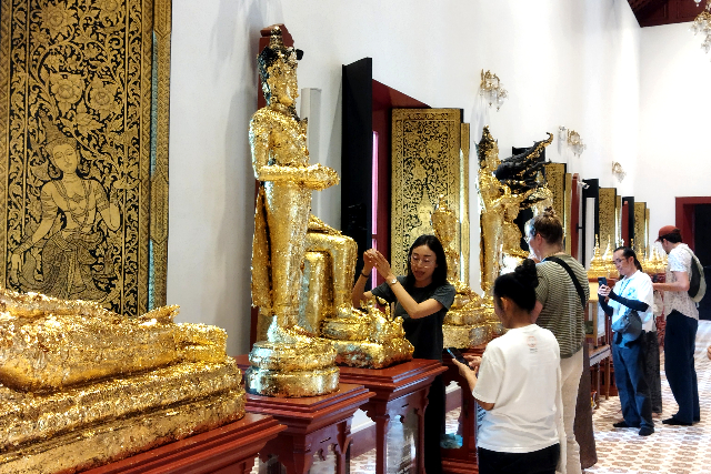 Title:『 功徳を積むタンブン』画像説明 :*功徳を積むタンブン*多くの地元の方が功徳を積んでいますね