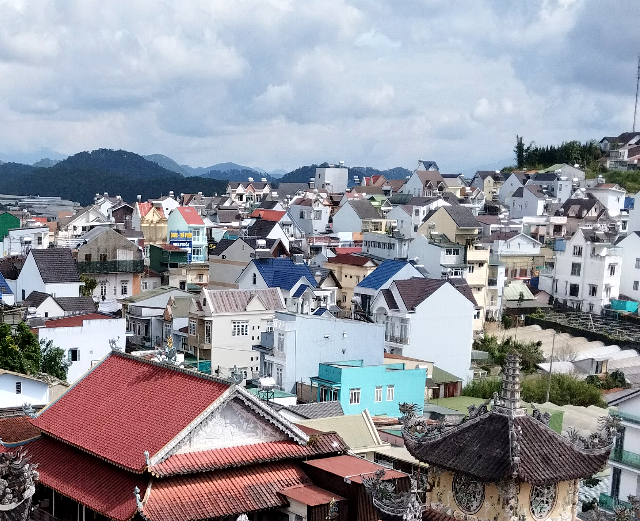 Title:『 鐘楼の奥に続く建物、ここが本堂…かも？』画像説明 :*鐘楼の奥に続く建物、ここが本堂…かも？*鐘楼を降りると、隣の建物へと続く通路がありました*やや高い位置にある通路ですので、チャイマットの街並みを一望できます