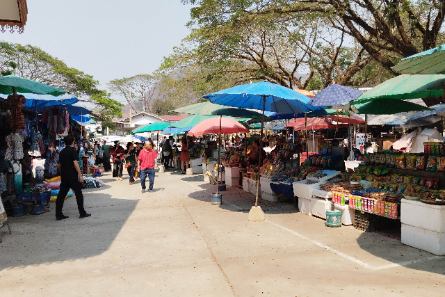 タイトル :『 クアンシーの滝で泳いできました・行き方と料金』見出し:『 クアンシー滝 商店街』Keyword:『ラオス・ルアンパバーン郊外にあるクアンシーの滝を実際に訪問。泳いで分かった水温や注意点、行き方、入場料・ツアー料金、所要時間を写真付きで詳しく解説。一人旅でも安心です。』画像の説明文 :*クアンシー滝 商店街*熊自然保護区からのんびり歩くと商店街にたどり着きます*観光地のお店ですのでやや高め？と思いますがアイスとジュースを購入、*気分リフレッシュです