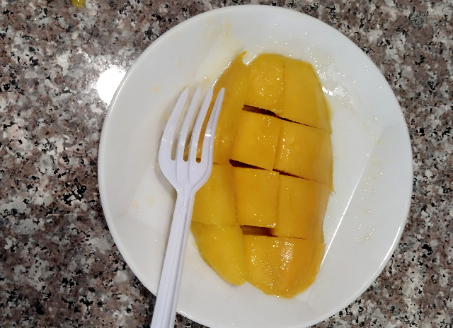 Title:『 市場で買ったフルーツを食べてみた』画像説明 :*市場で買ったフルーツを食べてみた*セラミックナイフでカットします