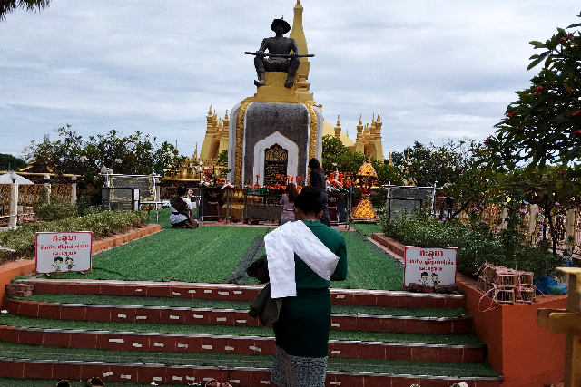 Title:『 タートルアンとセータティラート王』画像説明 :*タートルアンとセータティラート王*タートルアンの近くに建つ像は、セータティラート王（King Setthathirath）の像です*16世紀にラオス王国（ラーンサーン王国）を治めた国王で、タートルアンを現在の形に再建した人物として知られています*セータティラート王は、ラオスの仏教と国の独立を守った英雄的存在で、*首都をビエンチャンに遷し、タートルアンを国家の象徴として整備したそうです