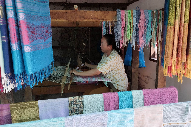 Title:『 サンハイ村の実際の印象』画像説明 :*サンハイ村の実際の印象*正直な感想としては、*観光スポットというより休憩地点でトイレは有料です*織物を織っている姿をあちこちで見かけます