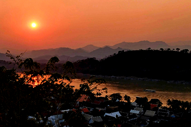 Title:『 それでもプーシーの丘は行くべきと思った理由』画像説明 :*それでもプーシーの丘は行くべきと思った理由*徳を積む、或いは願いが叶ったという理由で寄進された仏像が*そして「聖なる丘」ルアンパバーンに住む人の想いが*自然と私たちも優しく包んでくれる*そう思えるプーシーの丘です