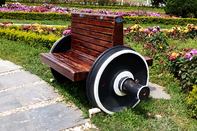 Title:『 実は“ゴール”のほうが美しい。ダラット駅の外観』画像説明 :*実は“ゴール”のほうが美しい。ダラット駅の外観*入場券を購入してアプローチを歩けば下り坂ですので少しづつ駅舎が視界に入ると思われます*少しづつといきなり ....この差は大きいですよね