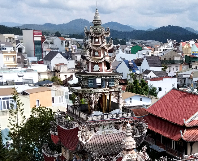 Title:『 鐘楼の奥に続く建物、ここが本堂…かも？』画像説明 :*鐘楼の奥に続く建物、ここが本堂…かも？*リンフォック寺に着いた時は見事な装飾に目を奪われ*高い仏塔があるなど思いもしませんでしたが、ここからの眺めはまた違った<strong><noscript><img decoding=