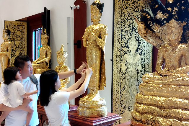 Title:『 功徳を積むタンブン』画像説明 :*功徳を積むタンブン*金箔はその場で購入することが出来て2センチ四方ぐらいの金箔が10バーツと表示されていたので、