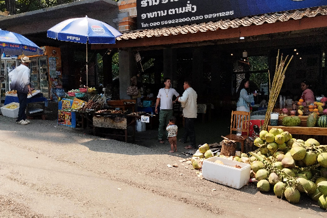 タイトル :『 クアンシーの滝で泳いできました・行き方と料金』見出し:『 クアンシー滝 商店街』Keyword:『ラオス・ルアンパバーン郊外にあるクアンシーの滝を実際に訪問。泳いで分かった水温や注意点、行き方、入場料・ツアー料金、所要時間を写真付きで詳しく解説。一人旅でも安心です。』画像の説明文 :*クアンシー滝 商店街*熊自然保護区からのんびり歩くと商店街にたどり着きます