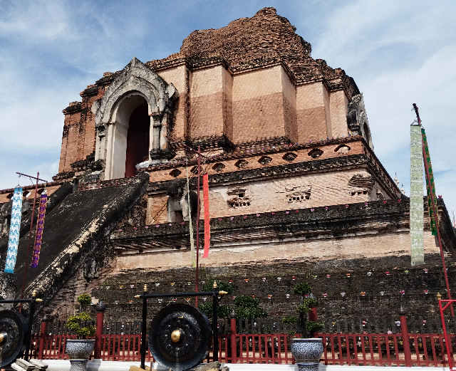 Title:『 ワット チェディ ルアンの見どころ』画像説明 :*ワット チェディ ルアンの見どころ*ワット チェディ ルアンというと、*まず思い浮かぶのは、境内中央にそびえる<strong><noscript><img decoding=