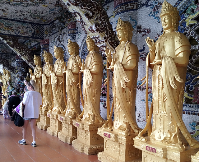 Title:『 鐘楼の奥に続く建物、ここが本堂…かも？』画像説明 :*鐘楼の奥に続く建物、ここが本堂…かも？*視線を移すと、建物へ向かう通路の両脇には人の背丈を超える観音像がずらりと並び、まるで導かれるように入口へと続いています