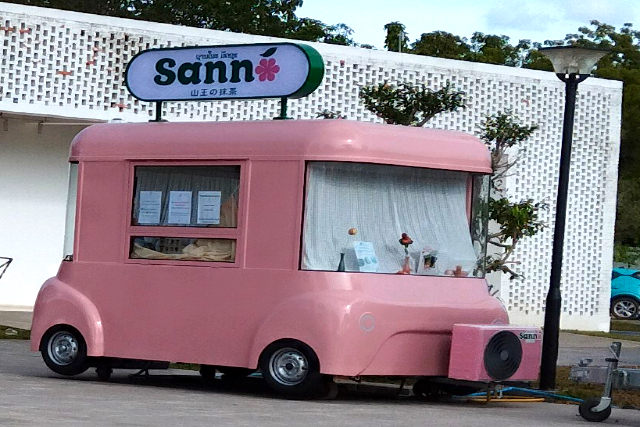 Title:『 パトゥーサイにトイレはある?』画像説明 :*パトゥーサイにトイレはある?*パトゥーサイのそばに大型観光バスが相当駐車できる大きな駐車場と数十人は一度に利用できる*大きなトイレがあります*自然光を取り入れたとても明るく綺麗なトイレです*トイレ近くのピンクの飲料販売店が目印です