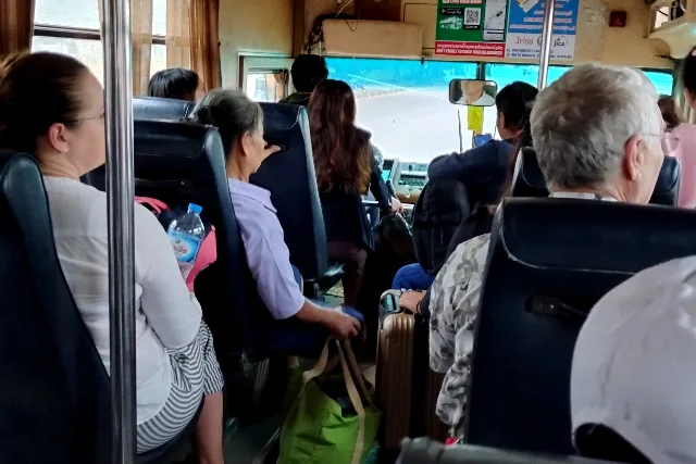 Title:『 ブッタパークの帰りのバスは？』画像説明 :*ブッタパークの帰りのバスは？*タラートサオ（CBS) 行は 17:30 ,17:00 , 16:30 , 16:00 というように30分毎に*ブッタパークを通過します（多少前後します）*ブッタパークの道を隔てた商店付近にバス停がありますのでここでバスが来るのを待ちます