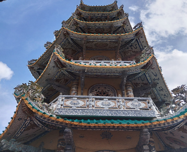 Title:『 鐘楼へ、そして巨大な釣り鐘』画像説明 :*鐘楼へ、そして巨大な釣り鐘*降りてくると隣の建物に続く通路が見えます*通路から見上げれば、今登ったばかりの美しい鐘楼の姿が...