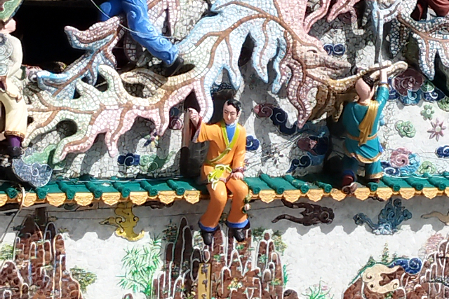 Title:『 鐘楼の奥に続く建物、ここが本堂…かも？』画像説明 :*鐘楼の奥に続く建物、ここが本堂…かも？*とその時、”意外な人”が何か指さしているのが目に留まりました