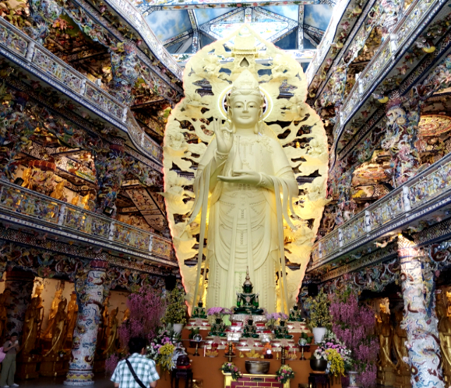 Title:『 天井まで届く金色の観音菩薩と、光に満ちた異空間』画像説明 :*天井まで届く金色の観音菩薩と、光に満ちた異空間*建物の入口から中をのぞくと、まず目に飛び込んでくるのは、奥にそびえる金色の観音菩薩像です*像の高さは天井近くまで達しており、体感的には3階建ての建物そのものを貫いて立っているように見えました
