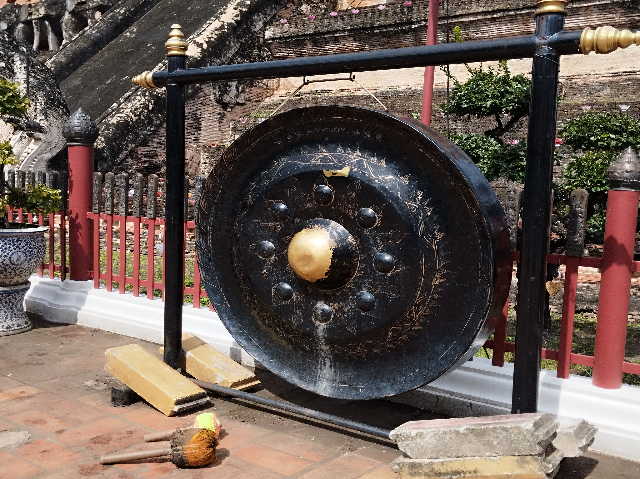 Title:『 寺院の空気を伝える大きな銅鑼（どうら）』画像説明 :*寺院の空気を伝える大きな銅鑼（どうら）*ワット チェディ ルアンには大きな「銅鑼（どうら）」も置いてありました*平たい円盤状の金属製打楽器で、縁や中央を叩いて音を鳴らすそうです