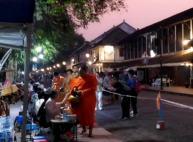 Title:『 最初の僧侶が現れた瞬間』画像説明 :*最初の僧侶が現れた瞬間*空がうっすらと夜明けを告げる頃、最初の僧侶が姿を現した*鮮やかなオレンジ色の僧衣、素足の静かな足取り...*「やはり托鉢は美しい」と素直に感じる