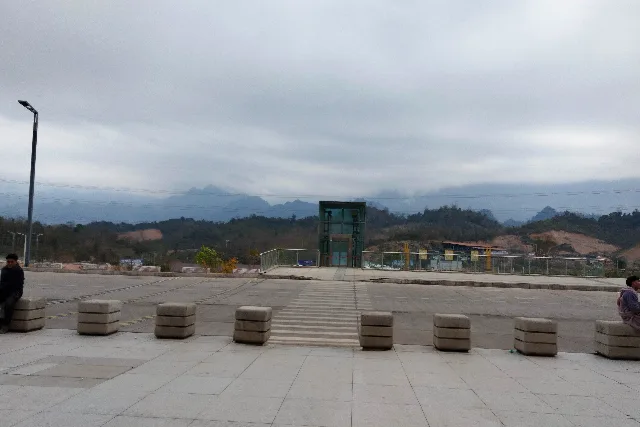 Title:『 ルアンパバーン高速鉄道駅の様子』画像説明 :*ルアンパバーン高速鉄道駅の様子*ルアンプラバン駅からの眺めです*山の中に造られています