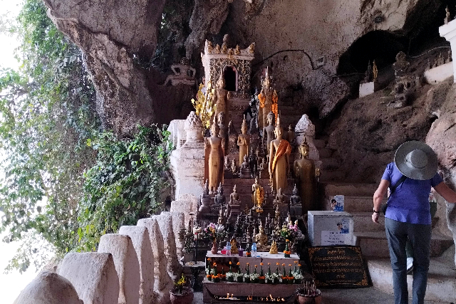 Title:『 バークウー洞窟（パクウー洞窟）とは？』画像説明 :*バークウー洞窟（パクウー洞窟）とは？*観光地というより、古くから地元の人々が信仰を寄せてきた宗教的な聖地という位置づけで、洞窟内には大量の仏像が奉納されています。*仏像の数は4000体と言われていますが、年々増えているようです