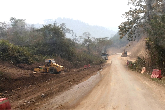 タイトル :『 クアンシーの滝で泳いできました・行き方と料金』見出し:『 行き方｜ルアンパバーンからのアクセス』Keyword:『ラオス・ルアンパバーン郊外にあるクアンシーの滝を実際に訪問。泳いで分かった水温や注意点、行き方、入場料・ツアー料金、所要時間を写真付きで詳しく解説。一人旅でも安心です。』画像の説明文 :*行き方｜ルアンパバーンからのアクセス*所要時間は約50分。市内を抜けると基本的に一本道で、迷う要素はほとんどありません。実際の道路状況は舗装路と未舗装路が混在しており、訪問時は拡張工事の最中でした。揺れはあるものの、ツアー車両であれば特に不安は感じませんでした。