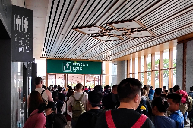 Title:『 ビエンチャン駅に到着しました』画像説明 :*ビエンチャン駅に到着しました*kazuの乗車したC-91列車は定刻にビエンチャン駅に到着です*出口では少し混雑しました