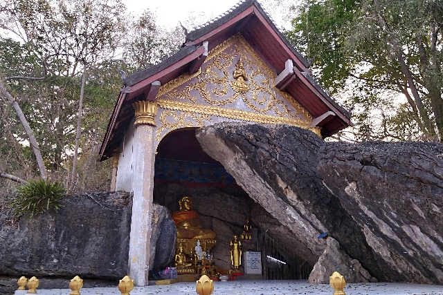 Title:『 プーシーの丘の入口へ｜街の裏側から静かに始まる登り口』画像説明 :*プーシーの丘の入口へ｜街の裏側から静かに始まる登り口*登り始めて５分ほどで最初に目に付く天然屋根付きの仏像です*自然の地形を上手く使っています