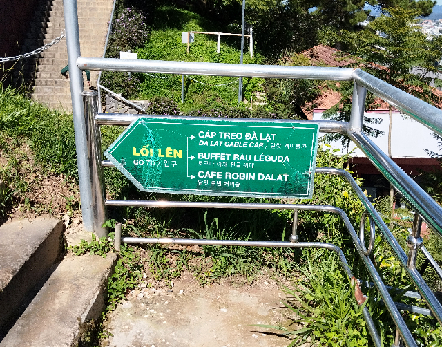 Title:『 ダラットのロープウェイに乗ってみた【体験レビュー】』画像説明 :*ダラットのロープウェイに乗ってみた【体験レビュー】*ホテルからダラット ロープウェイ乗り場まではgrabタクシーを利用しました*駐車場にあるロープウェイ乗り場に向かう階段そばに*車をキッチリ着けて、「ここから行くんだよ」と手で教えてくれました