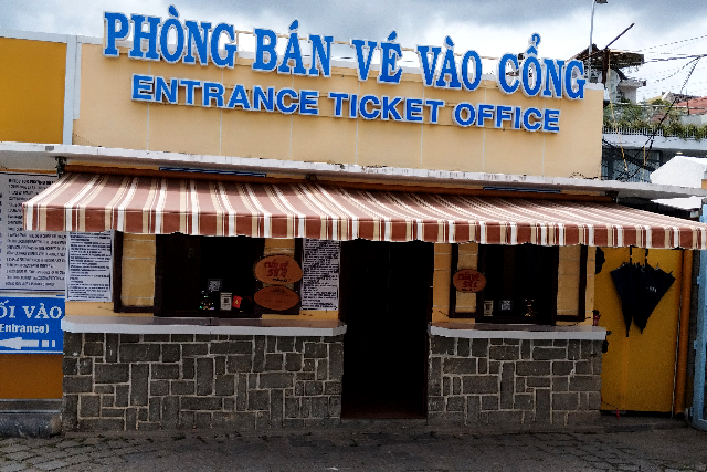 Title:『 現在の購入方法（最新ルール）』画像説明 :*現在の購入方法（最新ルール）*この入場券は、列車に乗るためだけでなく、*ダラット駅の歴史的な駅舎や展示エリアを見学するための観光用チケットという位置づけのようでした*そのため、乗車券を購入しても入場券を購入しないと駅舎に入れないという状況が発生します。