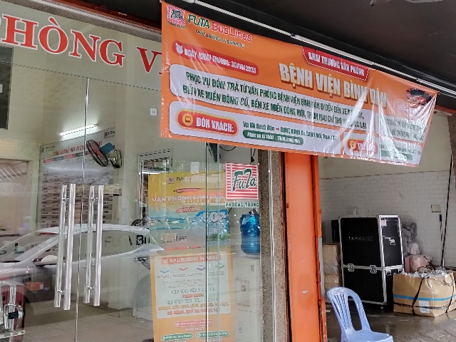 Sub_title: ニャチャン市街地のFuta営業所| tag : ニャチャンからホーチミン、移動、行き方、バス、電車、鉄道、飛行機| 画像説明 : _ニャチャン市街地のFuta営業所_FUTAバスの営業所がニャチャン駅近くにあり、ここでホーチミン行の_バスチケットを予約・購入することができます_予期しなかったバス移動でしたがホーチミンまでのチケットを購入する事ができました