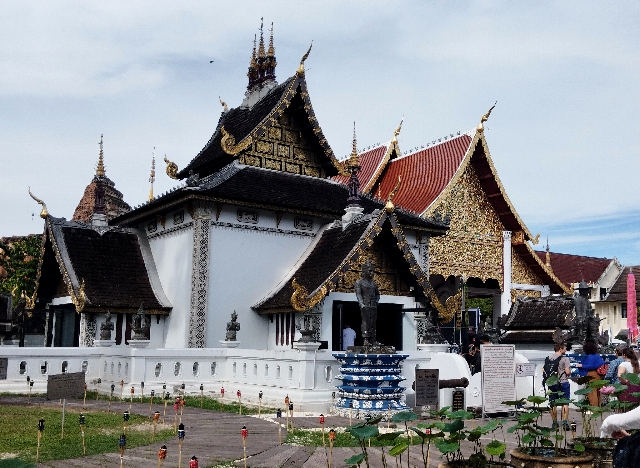 Title:『 入場料について』画像説明 :*入場料について*ただし、チケット売り場の営業時間表示は消されており、*売り場のすぐ横からは 入ろうと思えばそのまま境内に入れるような構造にもなっています*そのエリアを拝観するために料金を支払う仕組みのようにも感じます