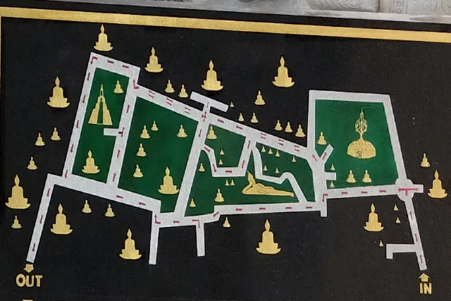 Title:『 なぜ寺院ではなく“仏像公園”なのか』画像説明 :*なぜ寺院ではなく“仏像公園”なのか*1958年ブンルア（bounlua）尊師によって造られたブッダパークは、僧侶が常駐する寺院ではなく、屋外に仏像や像を配置した公園のような造りになっています。*敷地内に本堂や参拝施設はなく、宗教儀式が行われる場所でもありません*園内には仏教だけでなく、ヒンドゥー教の神々や独創的な像も多く見られます