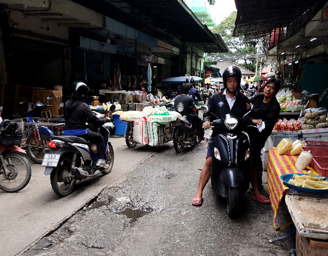Title:『 雑踏感に圧倒されるが、それもムアンマイ市場らしさ』画像説明 :*雑踏感に圧倒されるが、それもムアンマイ市場らしさ*市場に入ってまず感じるのは、人の多さと動きの激しさ*狭い通路を人やバイクが行き交い、荷物を積んだ台車が次々と通り過ぎていく*正直、落ち着いて見て回れる場所ではありません