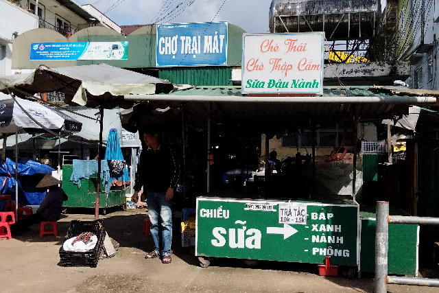 Title:『 チャイマット駅から歩いて向かう、リンフォック寺までの道のり』画像説明 :*チャイマット駅から歩いて向かう、リンフォック寺までの道のり*通り沿いを5分ぐらい歩くと、やがて一角にローカル色の濃い市場が見えてきます*完全に地元の人たちの日常の場といった雰囲気ですが、売られているものは少なかったようでした