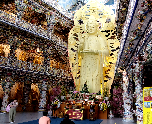 Title:『 天井まで届く金色の観音菩薩と、光に満ちた異空間』画像説明 :*天井まで届く金色の観音菩薩と、光に満ちた異空間*空間そのものも想像以上に広く、天井の高いホール状の造りになっています*観音菩薩像の真上にはドーム状の採光屋根が設けられていて、自然光が柔らかく差し込み、金色の像を静かに照らしていました*照明で演出しているというより、自然の光そのものを取り込んで見せている印象です