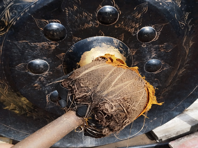 Title:『 寺院の空気を伝える大きな銅鑼（どうら）』画像説明 :*寺院の空気を伝える大きな銅鑼（どうら）*仏教寺院では、儀式の合図・時を知らせる・場を清めるといった意味合いで使われたそうで*実際に思いっきり叩いてみました
