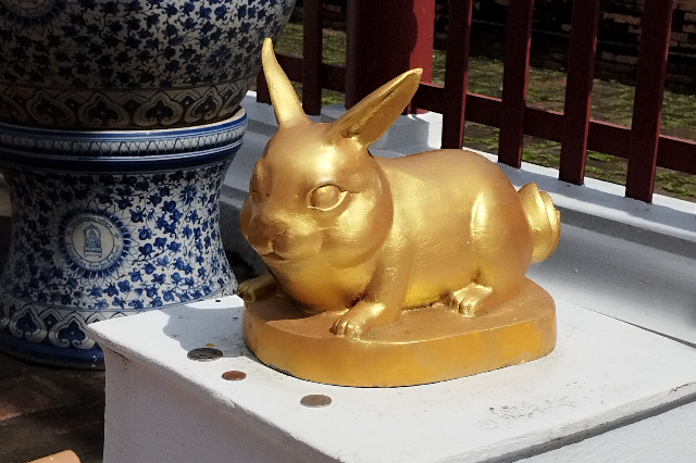 Title:『 十二支像とコブラ（ナーガ）の存在』画像説明 :*十二支像とコブラ（ナーガ）の存在*ワット チェディ ルアンには十二支をモチーフにした像も並んでいます。*日本の干支と共通する動物も多く、見比べてしまいました