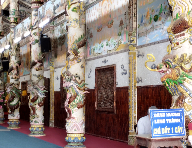 Title:『 まとめ｜リンフォック寺は、やはり異世界だった』画像説明 :*まとめ｜リンフォック寺は、やはり異世界だった*撮影禁止や土足禁止となっていたので本堂…なのかもしれない建物の内部を、外から写した一枚*モザイク感が溢れていますね