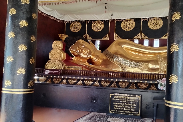 Title:『 まとめ｜ワット チェディ ルアンは「歩いて分かる寺院」』画像説明 :*まとめ｜ワット チェディ ルアンは「歩いて分かる寺院」*崩壊した仏塔が残る遺跡のような景観があり、女性禁止の豪華絢爛の寺院や*干支、キャノンボールに寝仏など、歩いて見ないと分かりません