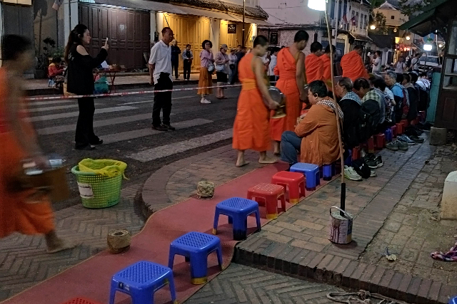 Title:『 ゴミ箱と思った容器と、気持ちが冷めた瞬間』画像説明 :*ゴミ箱と思った容器と、気持ちが冷めた瞬間*やがて僧侶の長い列が続くようになると*どの角度で写したらいいのか、撮影のポイントを探します*誰が一番偉い僧侶に見えるかなぁ...と移動しながら*あっ！この人だ！と写そうとした瞬間に*高僧に見える方の鉢いっぱいの供物を道端の** ゴミ入れ **に*投げ捨てたのだ