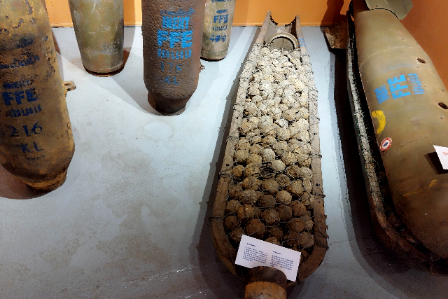 Title:『 なぜラオスに不発弾が残っている？』画像説明 :*なぜラオスに不発弾が残っている？*ラオスは、ベトナム戦争の主戦場ではありませんでした*それでも、世界で最も多くの不発弾が残る国のひとつです*その理由は、ベトナム戦争中に行われた米軍の大規模な空爆にあり、*ベトナム軍の補給路を断つ目的で、ラオス全土に膨大な数の爆弾が投下されました*問題は、その相当数が爆発しないまま地中に残ったことです