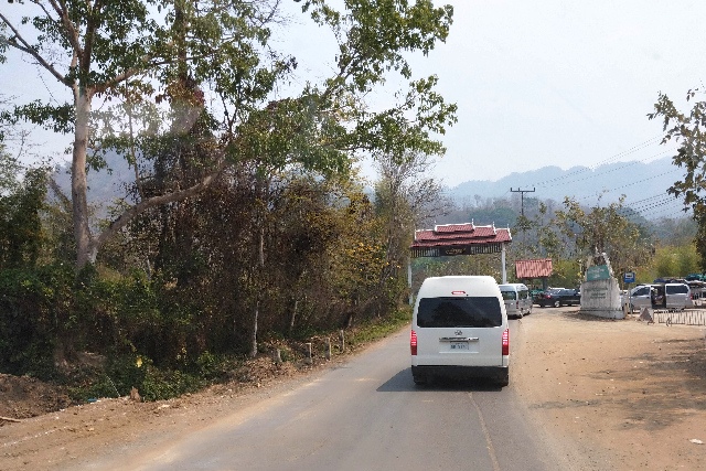 タイトル :『 クアンシーの滝で泳いできました・行き方と料金』見出し:『 所要時間とおすすめの回り方』Keyword:『ラオス・ルアンパバーン郊外にあるクアンシーの滝を実際に訪問。泳いで分かった水温や注意点、行き方、入場料・ツアー料金、所要時間を写真付きで詳しく解説。一人旅でも安心です。』画像の説明文 :*所要時間とおすすめの回り方*クアンシーの滝はルアンパバーン郊外にあり往復2時間は見ておく必要があります*ツアーは8:00か12:00発が多いので駐車待ちで混雑します
