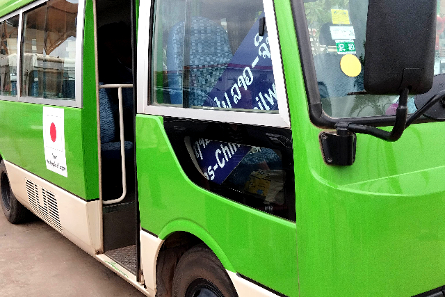 Title:『 ビエンチャン駅に到着しました』画像説明 :*ビエンチャン駅に到着しました*外では多くの客引きが待機しておりその中に「カムサワート」と叫ぶ姿もあり*バス乗務員らしかったのですが確認です