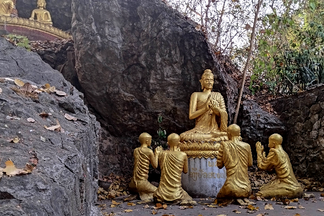 Title:『 階段を登り始めてすぐに現れる仏像と小さな祠』画像説明 :*階段を登り始めてすぐに現れる仏像と小さな祠*「これは釈迦と弟子たち」でしょうか？*何か問答しているようにも見えます