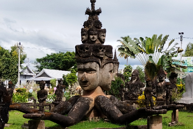 Title:『 園内に点在する巨大な仏像たち』画像説明 :*園内に点在する巨大な仏像たち*ブッダパークの園内には、想像以上に大きな仏像が点在しています。*入口付近からすでに存在感のある像が並び、普通の寺院を訪れたときとはまったく違う印象を受けます