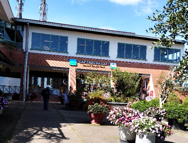 Title:『 ダラットのロープウェイに乗ってみた【体験レビュー】』画像説明 :*ダラットのロープウェイに乗ってみた【体験レビュー】*階段を上がるとロープウェイ入り口が見えました