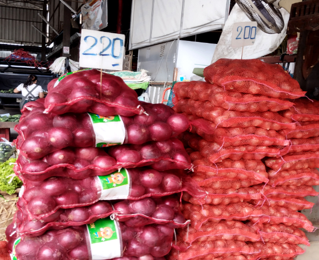 Title:『 雑踏感に圧倒されるが、それもムアンマイ市場らしさ』画像説明 :*雑踏感に圧倒されるが、それもムアンマイ市場らしさ*ここは観光客のために整えられた空間ではなく、日々の仕入れと商いが優先される場所であり、*ここで仕入れた食材はまたどこかで売られたりするのです*だから、人の流れや騒がしさに無駄がなく、チェンマイの生活がそのまま流れているようにも感じられるのです