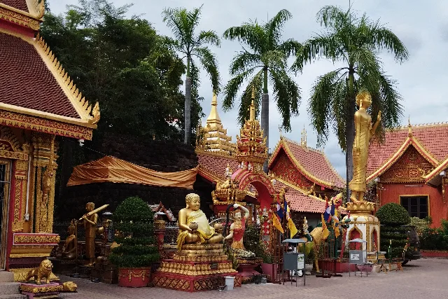 Title:『 ワットシームアンという名称が意味するもの』画像説明 :*ワットシームアンという名称が意味するもの*ここは仏教寺院ですが同時に街の守護霊を祀る場所でもあり、*仏と精霊が対立するのではなく人々の暮らしの中で違和感なく共存しています*だから人々は*僧侶から教義を聞くのではなく、「この街で生きていくため」に人はここへ来る ...