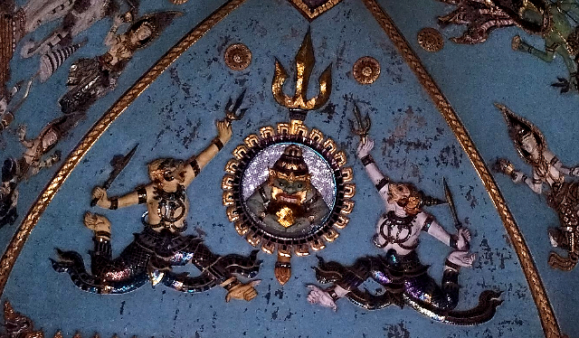 Title:『 パトゥーサイがフランスの凱旋門と似ている理由』画像説明 :*パトゥーサイがフランスの凱旋門と似ている理由*パトゥーサイの外観がフランス・パリの凱旋門を思わせるのは、ラオスがかつてフランスの統治下にあった歴史と無関係ではないようです*しかし細部をよく見ると、装飾にはラオスらしい仏教的なモチーフや文様が取り入れられており、完全な模倣ではないことも判ります