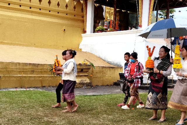 Title:『 タートルアンの見どころ｜実際に中に入って感じたこと』画像説明 :*タートルアンの見どころ｜実際に中に入って感じたこと*屋台や出店はまだ準備中のところが多く、いわゆる「お祭りのにぎわい」はこれからといった印象*派手なアトラクションがあるわけではありませんが、*静かな空間の中でラオスの信仰や歴史を感じられる場所として、タートルアンは十分に見ごたえがありました