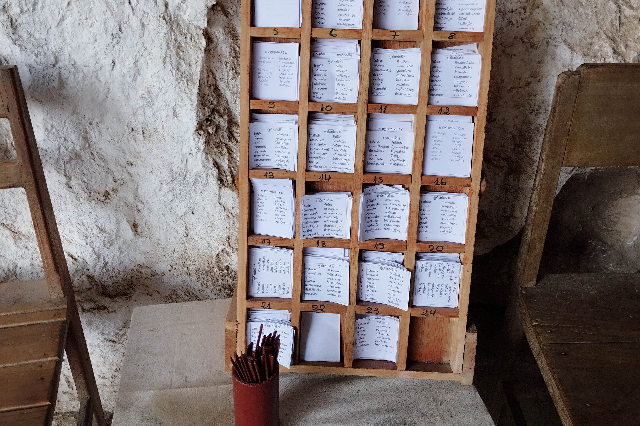 Title:『 バークウー洞窟で運試し』画像説明 :*バークウー洞窟で運試し*そして仏像の横には「おみくじ」があり運試しすることが出来ます*おはし？には番号が振られていてその番号の”御札”を戴きます